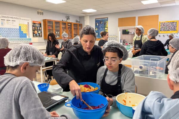 Vidéo | À Saint-Marcel, des collégiens passent aux fourneaux pour reprendre goût au fait maison